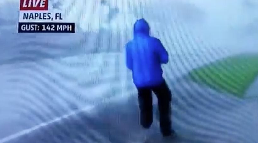 H δύναμη του τυφώνα «Ίρμα»: Ρεπόρτερ παρασύρεται από τον άνεμο ενώ μεταδίδει ζωντανά (βίντεο)